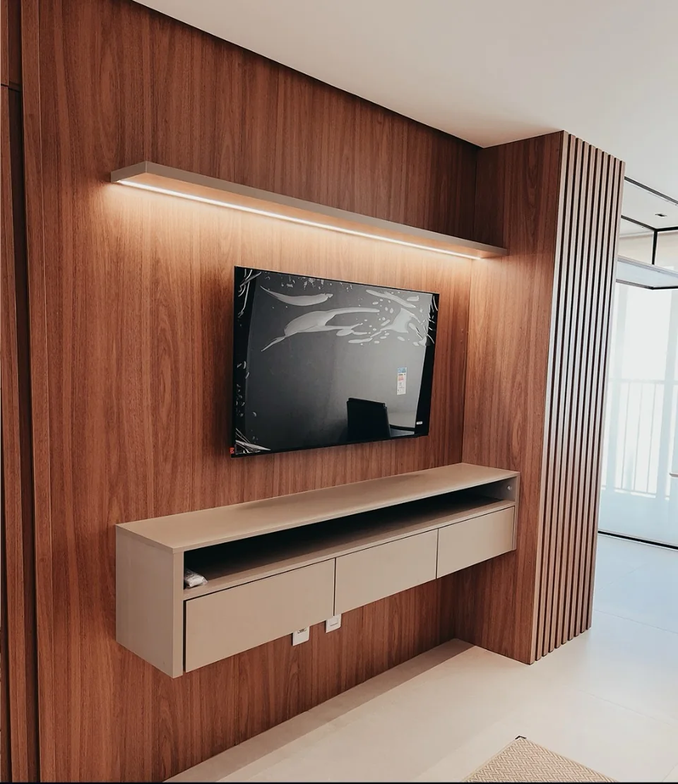 Painel de TV e marcenaria planejada com iluminação